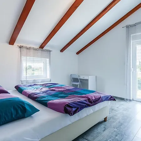 2 Bedroom Lovely In Holiday home