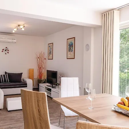 Holiday home 2 Bedroom Lovely In Fazana