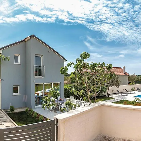 2 Bedroom Lovely In Holiday home