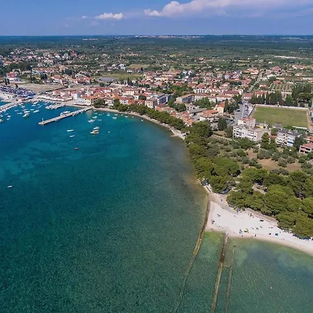 بيت للعطل I *